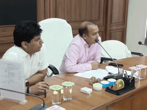कृषि मंडी का फर्स्ट एंट्री गेट एक घंटे रहेगा बंद:सड़क किनारे लगे भ्रामक पोस्टर-होर्डिंग हटेंगे, रोड सेफ्टी कमेटी का फैसला