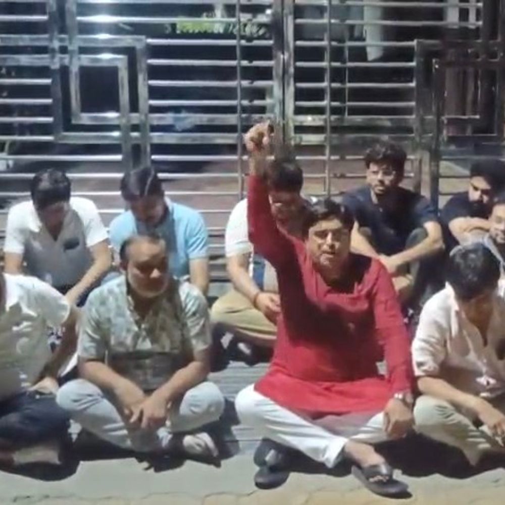 पूर्व केंद्रीय मंत्री संजीव बालियान के घर के बाहर हंगामा:मुजफ्फरनगर में युवक ने सुरक्षाकर्मियों पर मारपीट-कार तोड़ने का आरोप लगाया