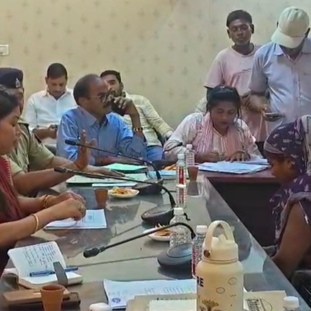 अमेठी में महिला उत्पीड़न के 20 मामलों की सुनवाई:सदस्य प्रियंका मौर्या ने अधिकारियों को लगाई फटकार