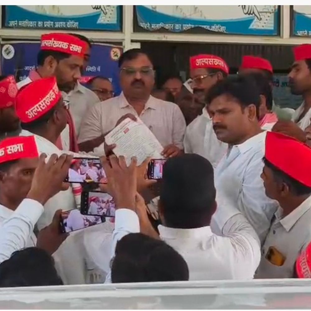 सपा ने जौहर यूनिवर्सिटी बचाने को लेकर प्रदर्शन किया:कौशाम्बी में जिलाधिकारी के माध्यम से राज्यपाल को ज्ञापन सौंपा