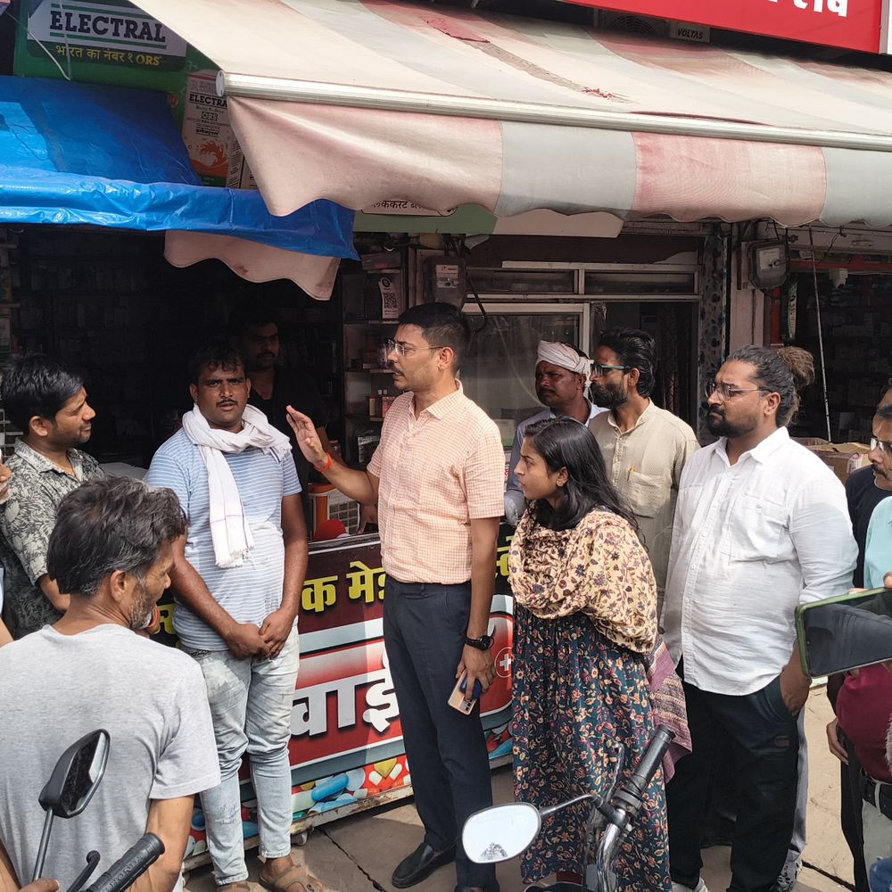 सीएमओ, प्रभारी अध्यक्ष ने सिविल लाइन रोड का निरीक्षण किया:दुकानदारों को डस्टबिन रखने की हिदायत दी; स्वच्छ शहर बनाने में सहयोग की अपील