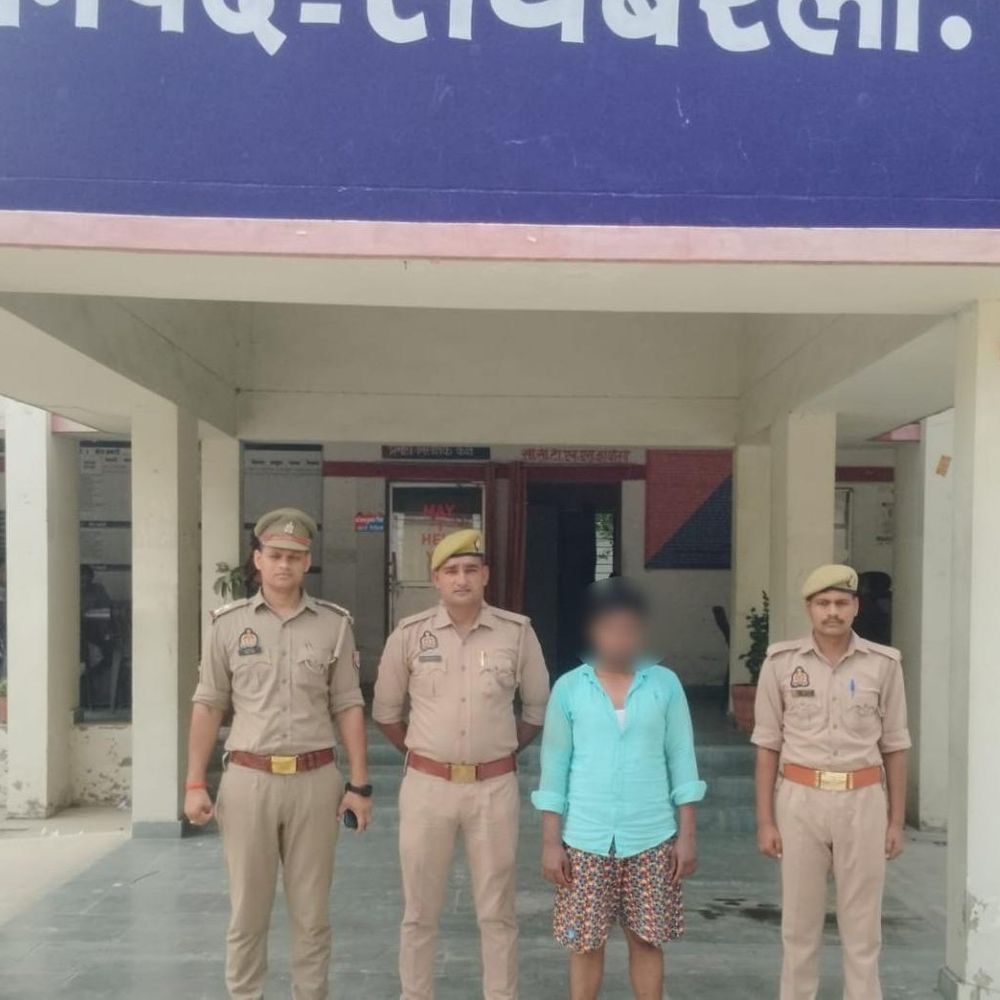 रायबरेली में मंदिर चोर और दुष्कर्म का आरोपी गिरफ्तार:काली मंदिर से चोरी के जेवर बरामद, इंस्टाग्राम पर ब्लैकमेल कर किया रेप