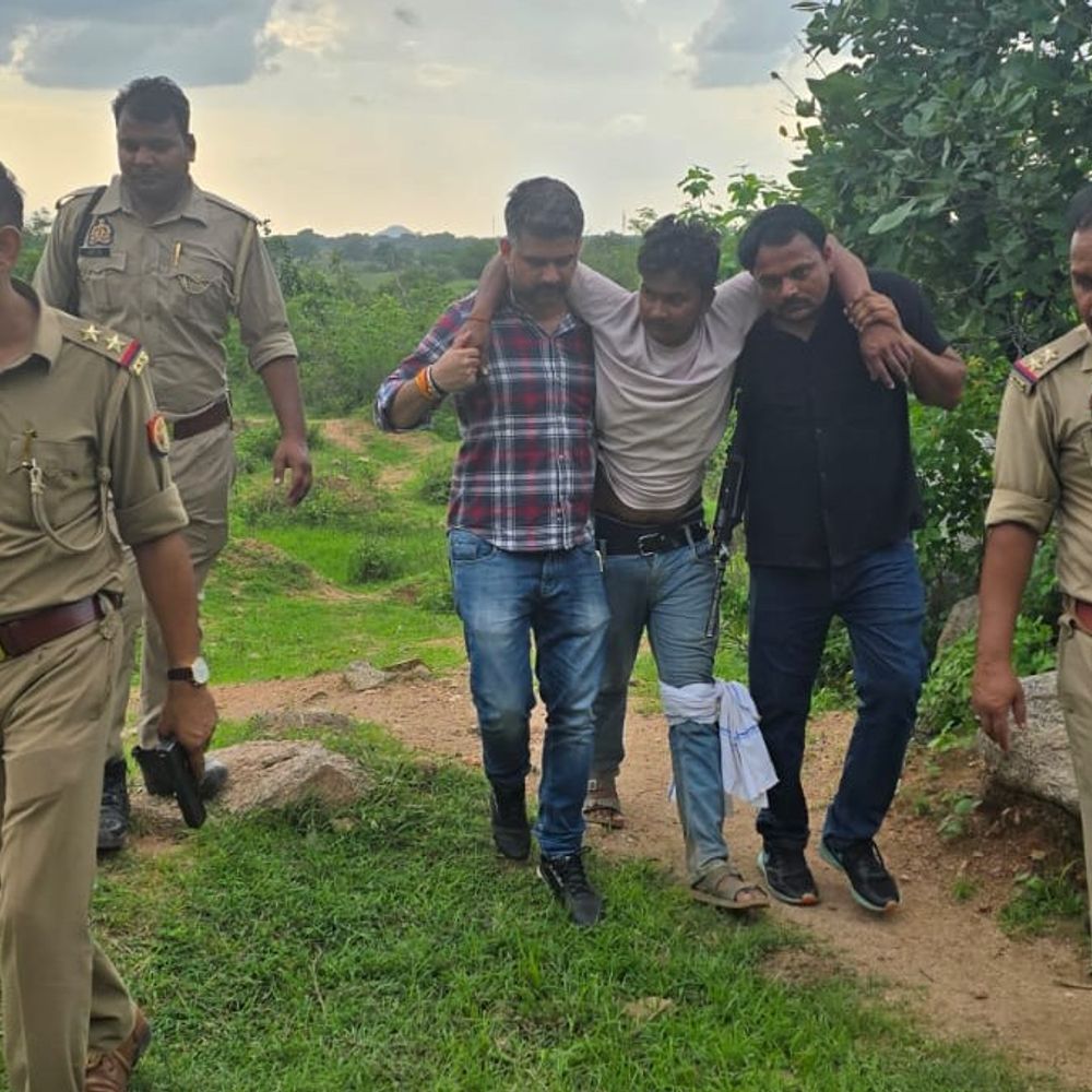 50 हजार के इनामी पर मुठभेड़ के बाद FIR:चित्रकूट पुलिस टीम पर फायरिंग और हत्या के प्रयास समेत कई गंभीर धाराएं