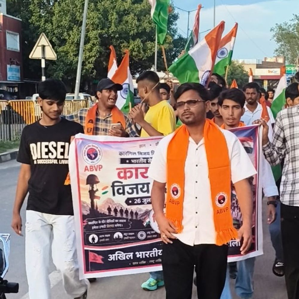 ABVP ने कारगिल विजय दिवस पर निकाली तिरंगा रैली:शहर के प्रमुख मार्गों से होते हुए कलेक्ट्रेट पहुंची, शहीदों को श्रद्धांजलि दी