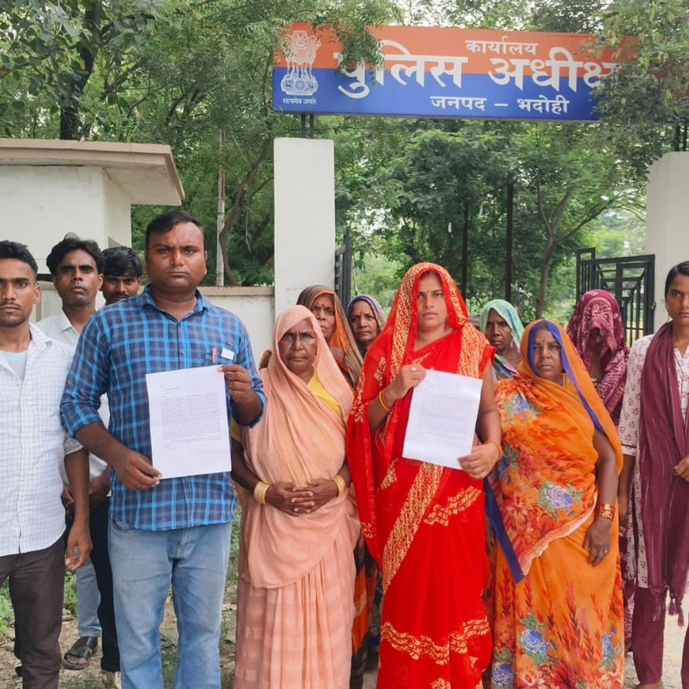 भदोही में युवक के साथ मारपीट, पत्नी को भी पीटा:जबरदस्ती खेत से निकाला ट्रैक्टर, विरोध पर किया हमला