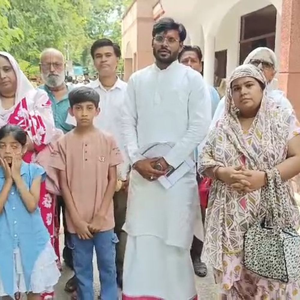 राधा सौंदर्यम सोसाइटी: बिल्डर पर FIR दर्ज करने की मांग:सुविधाओं के अभाव पर निवासियों ने DM के नाम एसडीएम को सौंपा ज्ञापन
