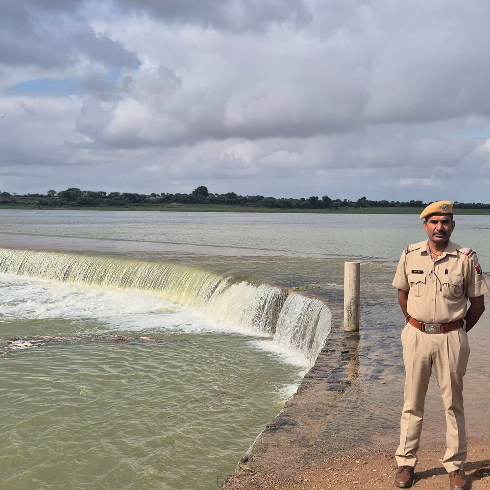 चंबल से झरेल बालाजी पुलिया पर 1 फीट पानी सवाई माधोपुर का कोटा-बारां से संपर्क कटा