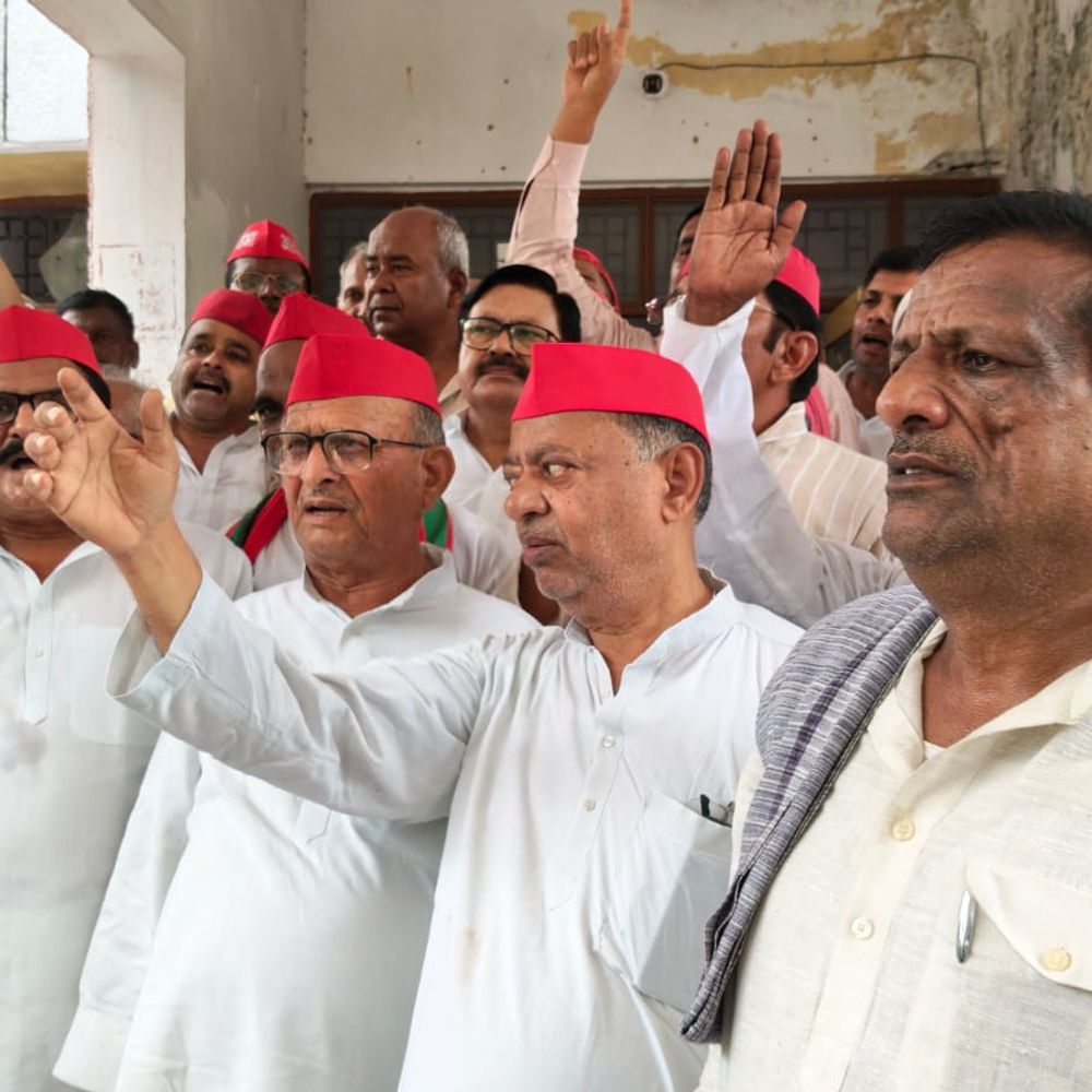 सपा ने जौहर विश्वविद्यालय ध्वस्तीकरण पर रोक की मांग की:रामपुर के 38 भवनों को गिराने के खिलाफ मऊ में प्रदर्शन
