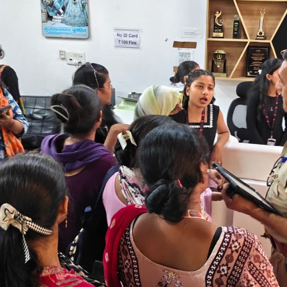 सर्टिफिकेट को लेकर फैशन इंस्टीट्यूट में छात्राओं का हंगामा:रितु इंसा इंस्टीट्यूट की ब्रांच पर पहुंचीं प्रशिक्षित छात्राएं, पुलिस ने संभाला मामला