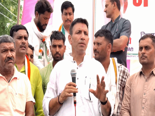 
                 बीजेपी की मांग-जीतू पटवारी के प्रचार पर रोक लगे:चुनाव आयोग से की शिकायत; पीसीसी चीफ ने कहा था- BJP हर घर ₹5 हजार बांटेगी 
            