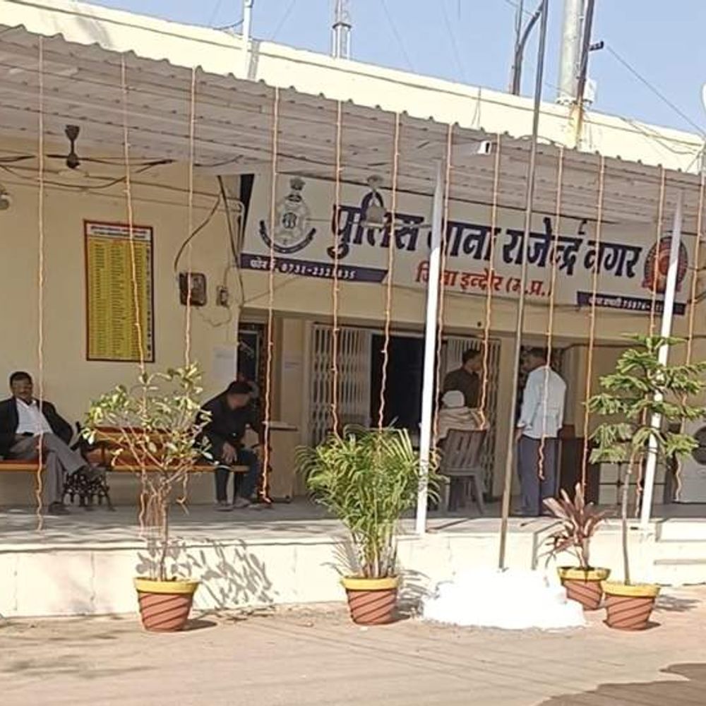 
                 RRCAT के इलेक्ट्रॉनिक बूम बैरियर तोड़कर परिसर में घुसी कार:इंदौर में पुलिस चैकिंग देखकर भागा था चालक, परिवार ने बताया-मानसिक स्थिति ठीक नहीं 
            