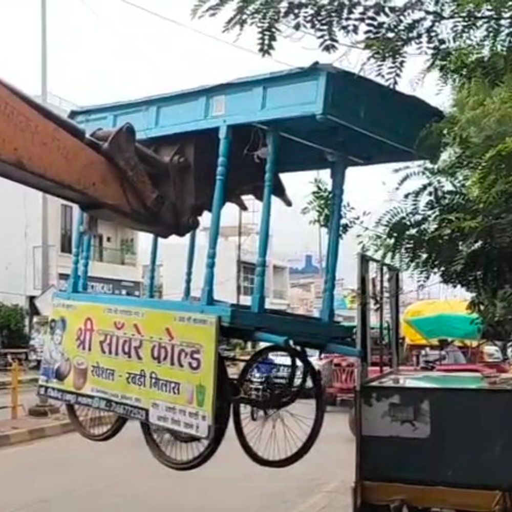 
                 नीमच में नपा ने बाजार से अतिक्रमण हटाया:साईं मंदिर चौराहा से मनासा नाका तक चला अभियान, चालान भी कटे 
            