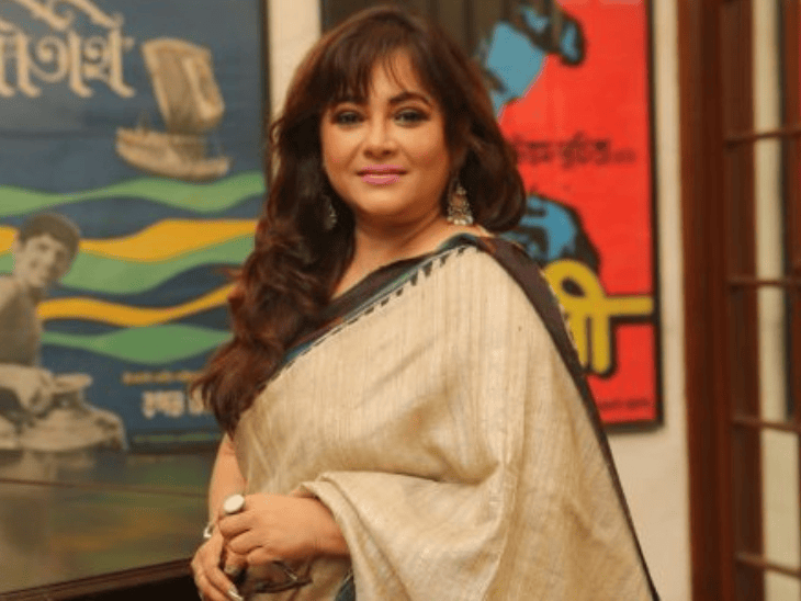 बंगाली एक्ट्रेस श्रीलेखा ने PM का आपत्तिजनक पोस्टर पकड़ा:भाजपा नेता ने शिकायत दर्ज करवाई तो सफाई में बोलीं- चश्मा नहीं पहना था, फांसी पर चढ़ा दो