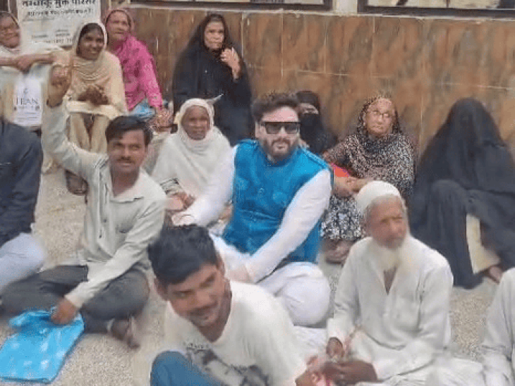 चार महीने से पेंशन बंद, हितग्राहियों का धरना प्रदर्शन:खरगोन में वृद्ध, दिव्यांग और विधवा हितग्राहियों ने नारेबाजी की, उग्र आंदोलन की चेतावनी