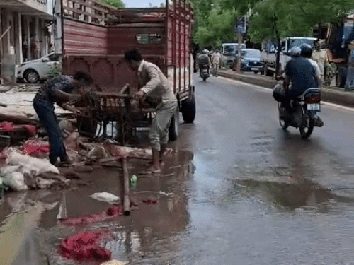 अतिक्रमण हटाने गई टीम का विरोध,दो दिन का समय मांगा:शहर के कुड़ी भगतासनी में हटाए अतिक्रमण; अधिकारी बोले-दुकानदारों ने खुद हटाने का कहा