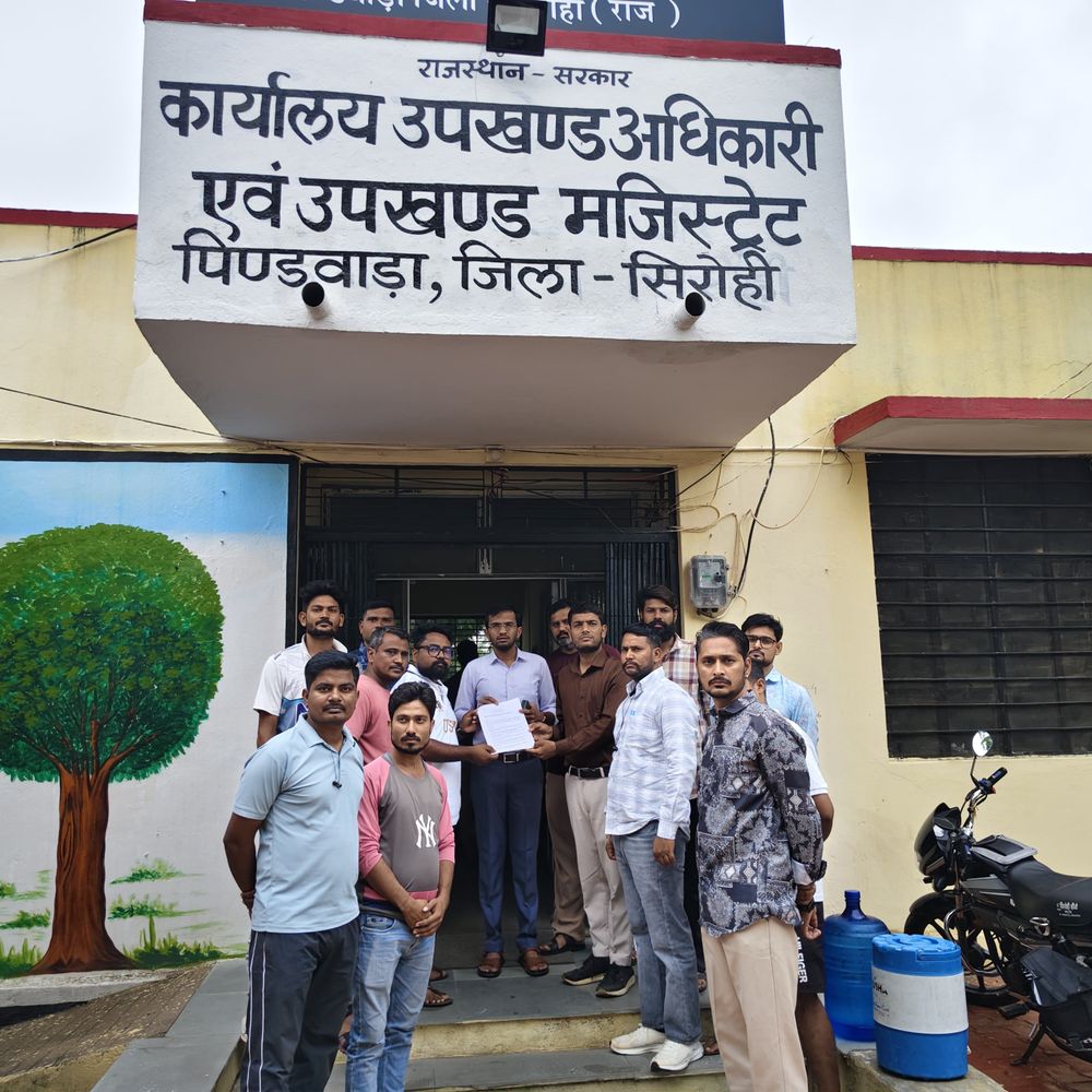सिरोही रोड: बुनियादी सुविधाओं और सुरक्षा की मांग को लेकर युवाओं ने उपखंड अधिकारी को सौंपा ज्ञापन