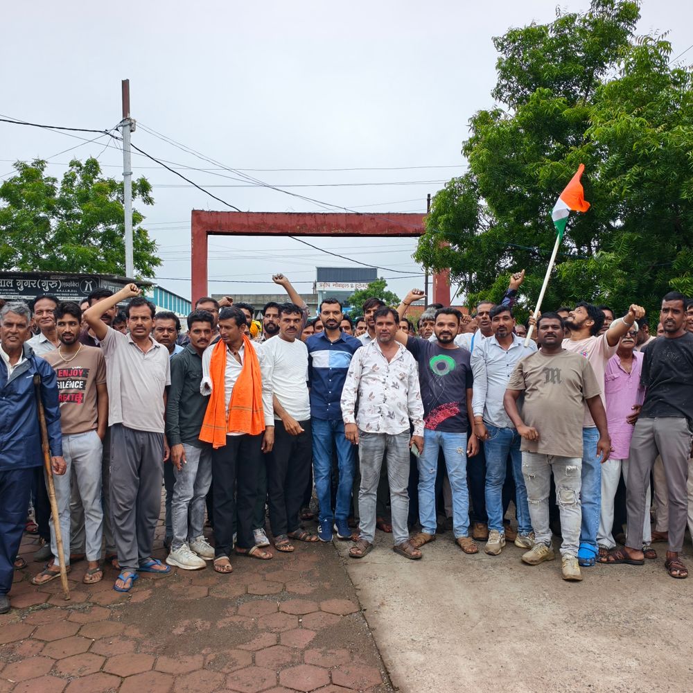 
                 दलौदा में किसानों का प्रदर्शन, फसल बीमा राशि पर नाराजगी:55-60 रुपए प्रति बीघा मिलने पर CM के नाम तहसीलदार को सौंपा ज्ञापन 
            