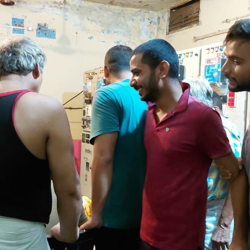 बिजली कटौती से परेशान ग्रामीणों ने घेरा उपकेंद्र:सकलडीहा में अघोषित कटौती, फाल्ट और ट्रिपिंग से आक्रोश