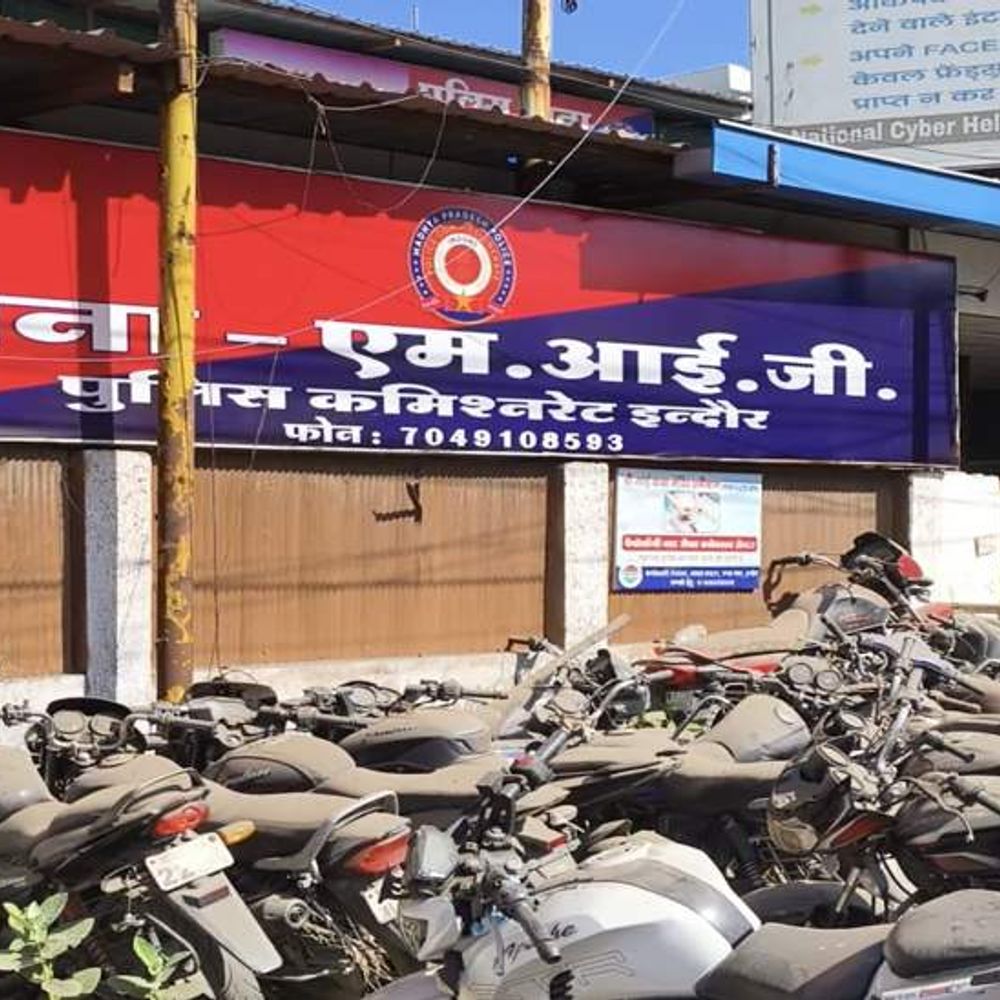 
                 आरोपी ने छात्रा को मिलने बुलाया,दोस्त को सौंप दिया:सोशल मीडिया पर हुई थी दोस्ती; छात्रा से छेड़छाड़, दो युवकों पर केस दर्ज 
            