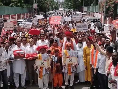 गौ-सम्मान के लिए विधायक नंगे पैर कलेक्टर कार्यालय पहुंचे:विजय मंत्र के जाप से शुरू हुई रैली, 3.47 लाख साइन किए लेटर सौंपे