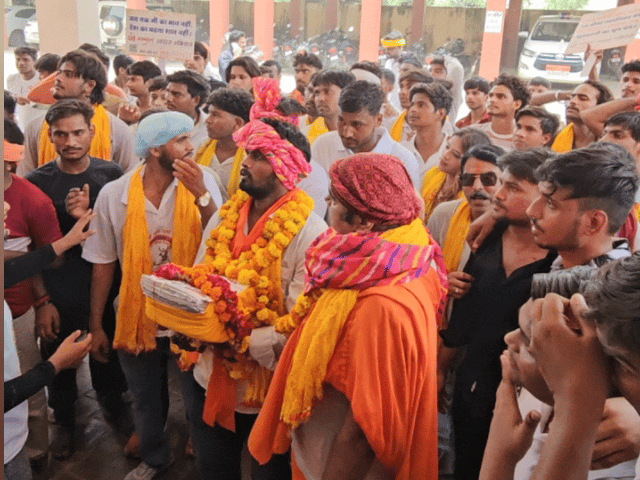 गाय को राष्ट्रीय माता का दर्जा देने को लेकर रैली:गौरक्षकों ने 3 लाख 37 हजार साइन करवाकर अधिकारियों को सौंपे