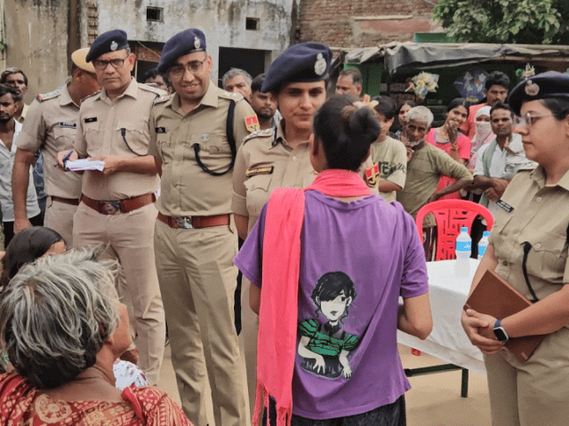 महिलाएं IG से बोलीं- देर रात तक बिकती है शराब:कहा- मोहल्ले में असमाजिक तत्व आते हैं; SHO को कार्रवाई के निर्देश दिए