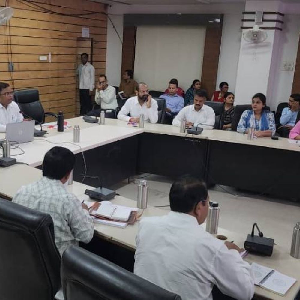 
                 CM हेल्पलाइन में लापरवाही पर कलेक्टर सख्त:बोले- समय-सीमा के मामलों में लापरवाही बर्दाश्त नहीं होगी, अवैध अतिक्रमण हटाने पर विशेष ध्यान दें 
            