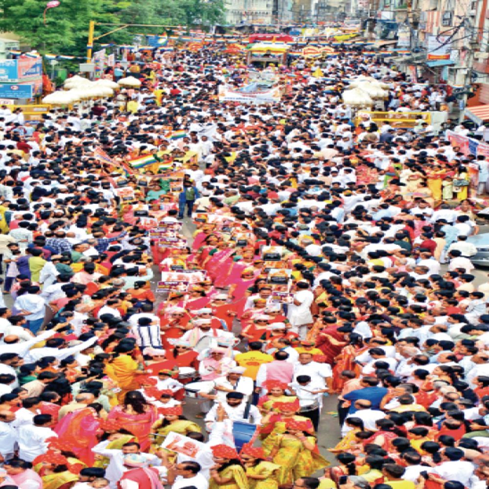 
                 चातुर्मास:शहर ने की मुनियों की अगवानी 
            