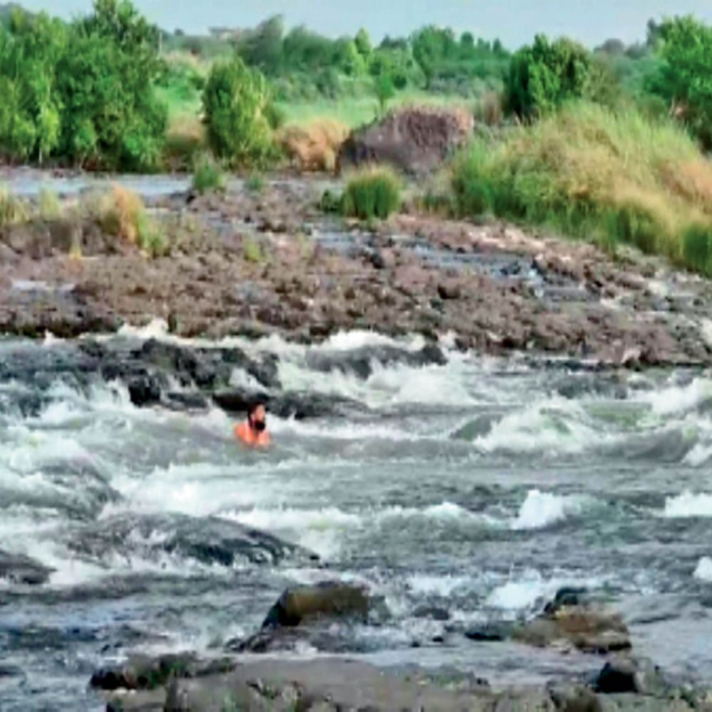 
                 जानलेवा पिकनिक:लोधिया कुंड-चोरल में दो युवक डूबे, मौत; सहस्त्रधारा में भी युवक बहा 
            