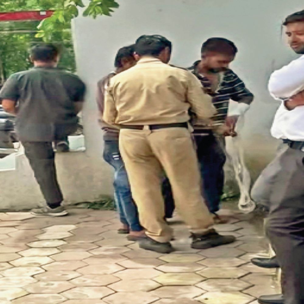 
                 पुलिस का ड्रामा:आरोपी को कोर्ट ले जाने से पहले पट्‌टा चढ़ाया, जेल आते ही उतारा 
            
