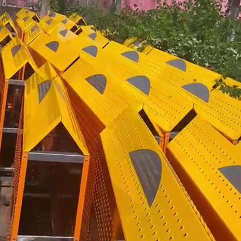 
                 काल भैरव मंदिर को ₹10 लाख के बैरिकेड्स दान:सावन में भीड़ प्रबंधन के लिए मुंबई के दानदाताओं की पहल; 100 बैरिकेड्स पहुंचे 
            