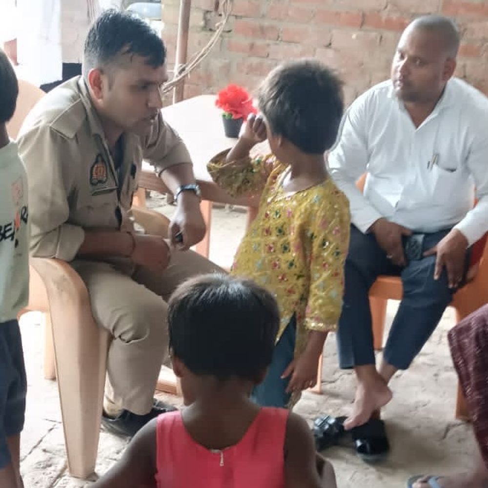 वाराणसी में ऑटो चालक तीन बच्चों को छोड़कर फरार:दुकानदार से बोला इनकी मां पीछे खड़ी हैं, पुलिस बच्चों के परिजनों की कर रही तलाश