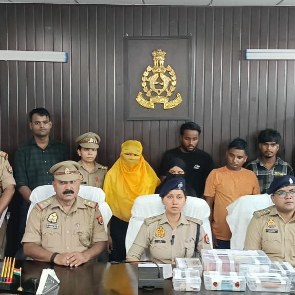 साइबर क्राइम की मास्टरमाइंड महिला सहित 6 अरेस्ट:वाराणसी में पोस्टमैन भी गिरफ्तार, साइबर फ्रॉड के लिए बैंक खाते उपलब्ध कराते थे