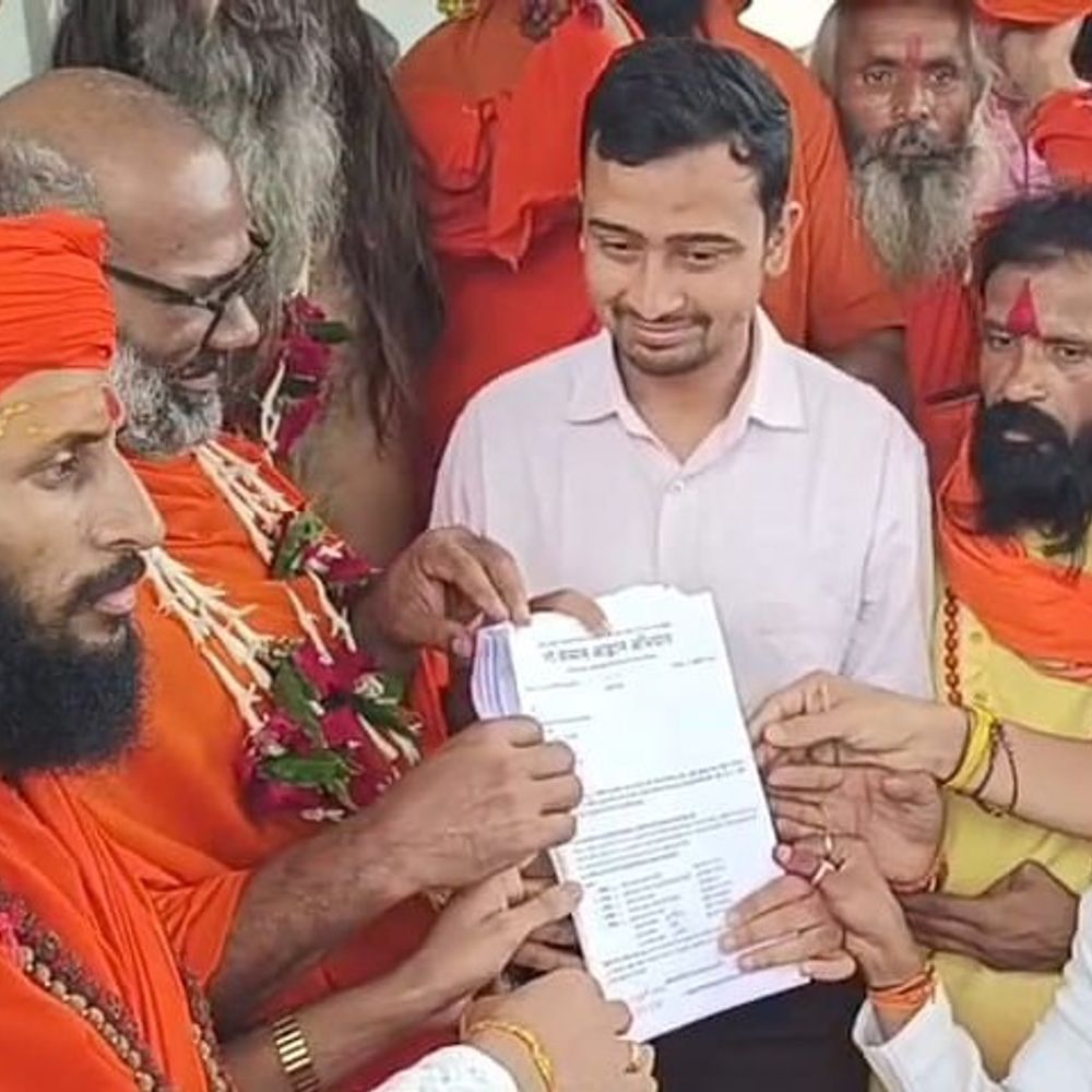 
                 'गोवंश को राष्ट्रमाता का दर्जा मिले, गोवध पर प्रतिबंध लगे':रतलाम में भागवत गीता सिर पर रख संतों ने राष्ट्रपति-प्रधानमंत्री के नाम सौंपा ज्ञापन 
            