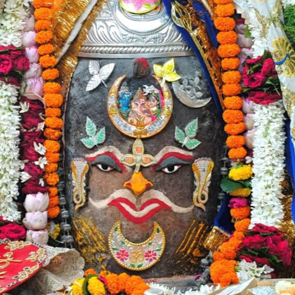 
                 सोमवार भस्म आरती दर्शन:जटाधारी भगवान महाकाल का भांग, चंदन पंचामृत अर्पित कर श्रृंगार 
            