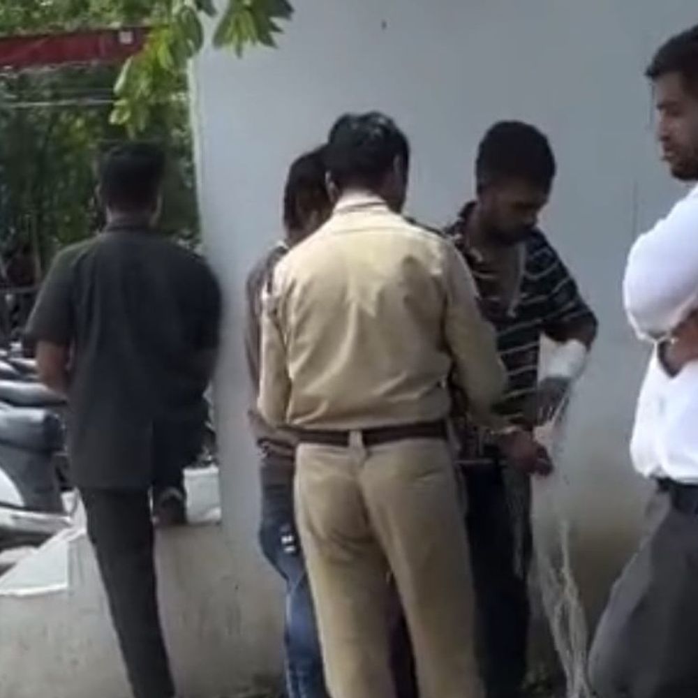 
                 इंदौर-आरोपियों के जुलूस के बाद जेल गेट पर खोले पट्टे:हीरानगर पुलिस की कार्रवाई पर उठे सवाल, एसीपी ने जांच के दिए निर्देश 
            