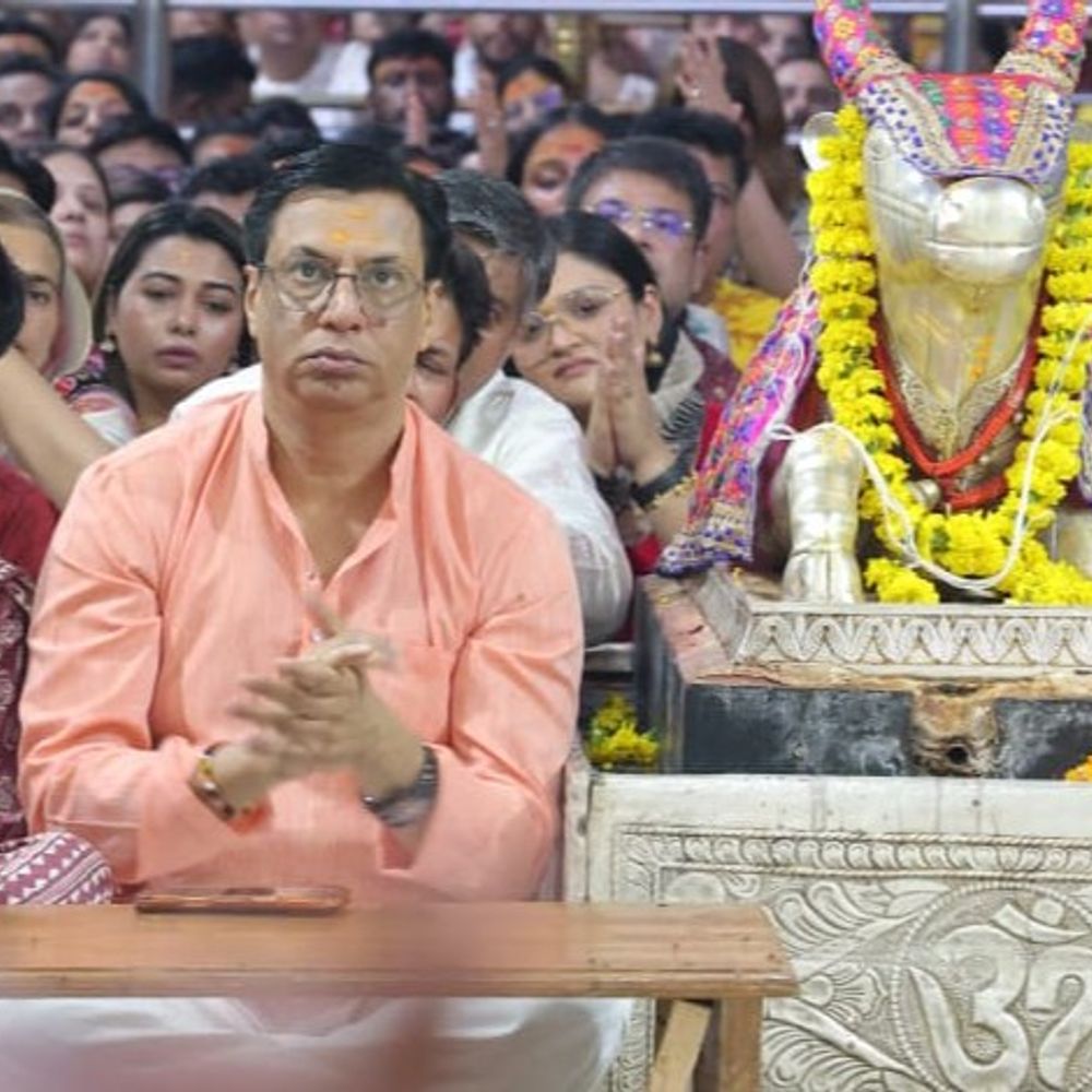 
                 महाकाल की भस्म आरती में शामिल हुए फिल्म निर्माता भंडारकर:बोले-हर साल आता हूं, नंदी महाराज का पूजन-अभिषेक किया; कान में अपनी मनोकामना कही 
            