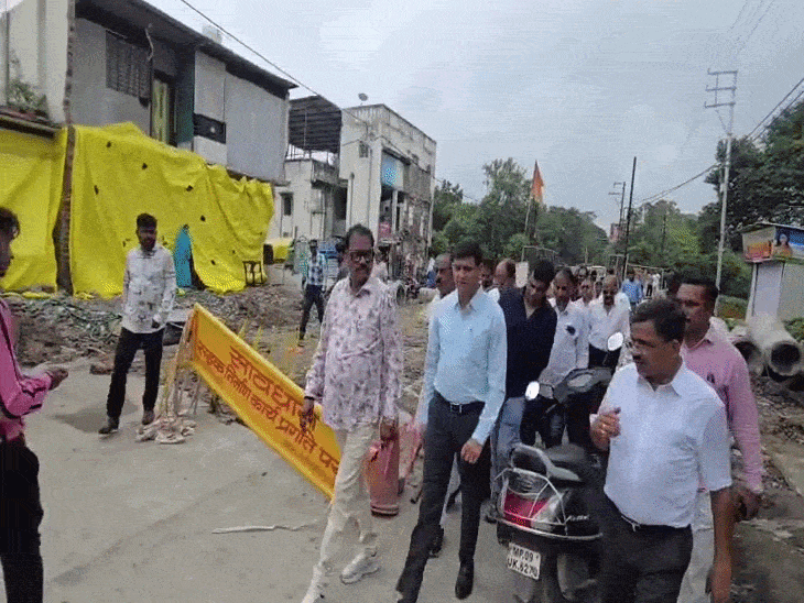 
                 15 अगस्त तक चालू होगी इस रोड की एक लेन:महापौर बोले- टाइम लाइन में पूरा करें काम, क्वालिटी से समझौता नहीं किया जाएगा 
            