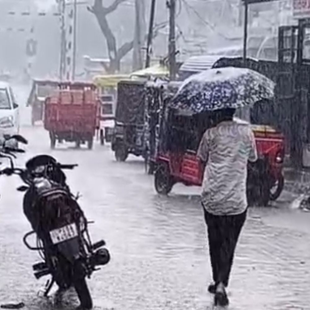 बहराइच में झमाझम बारिश से मौसम हुआ सुहाना:तापमान 5 डिग्री गिरा; घाघरा खतरे के निशान के करीब पहुंची