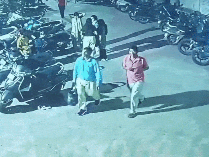 झांसी के मंदिर में हजारों रुपए के जूते-चप्पल चोरी:चोरों ने पहले हनुमान जी के दर्शन किए, फिर भर लिया थैला, पार्किंग से साइकिल भी चुरा ले गए