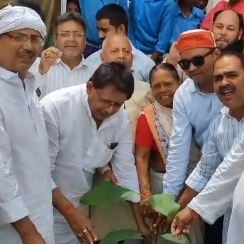 गया में ‘एक पेड़ नीतीश जी के नाम’ अभियान शुरू:कूजापी गांव में सैकड़ों पौधे लगाए, हर घर से एक व्यक्ति जोड़ने की अपील