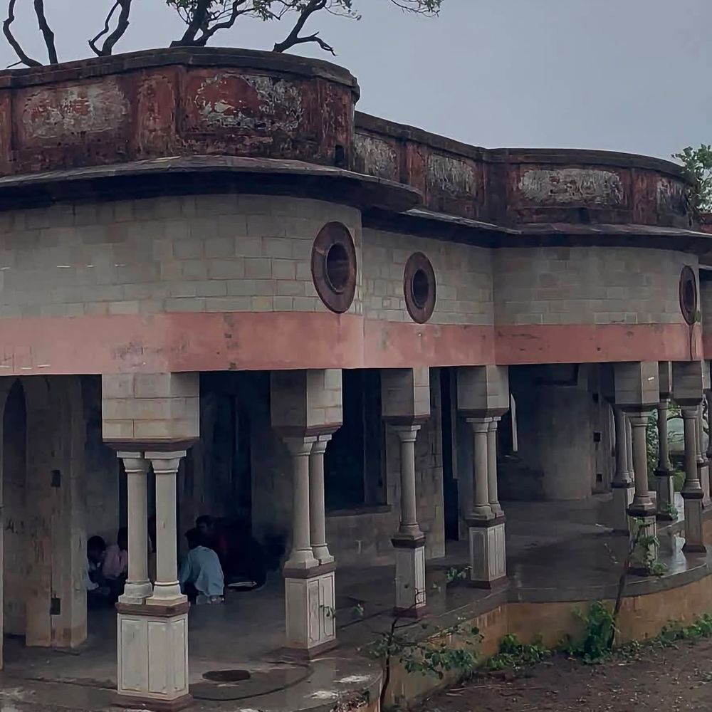 रीवा रियासत का ऐतिहासिक शिकारगाह जर्जर:छुहिया घाटी का 150 साल पुराना भवन की दीवारों में टूट-फूट; संरक्षण की मांग