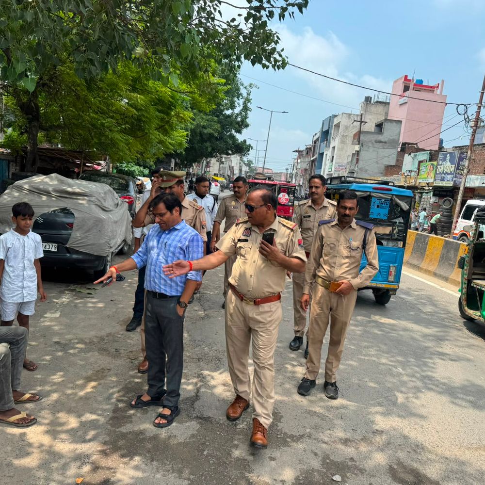 कांवड़ यात्रा से पहले कासगंज में अतिक्रमण हटाया गया:पुलिस-परिवहन विभाग ने बिलराम गेट चौराहे का निरीक्षण कर दुकानदारों को चेतावनी दी