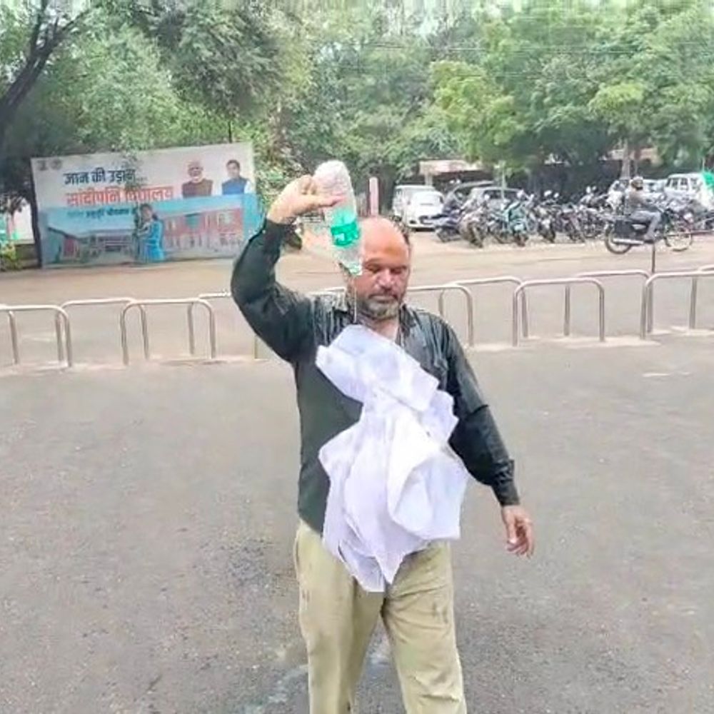 
                 ग्रामीण ने कलेक्ट्रेट में खुद पर केरोसिन उड़ेला:नीमच में आत्मदाह का प्रयास, बोला- गांव में सरकारी जमीन पर कब्जा, 11 बार शिकायत की 
            