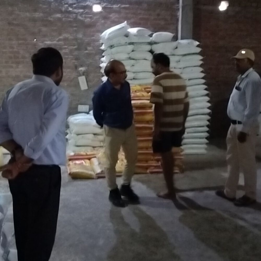 मिलावट के आरोपों पर तीन आटा मिलों में छापा:फिरोजाबाद में स्टिंग ऑपरेशन के बाद कार्रवाई, जांच के लिए भेजे गए नमूने