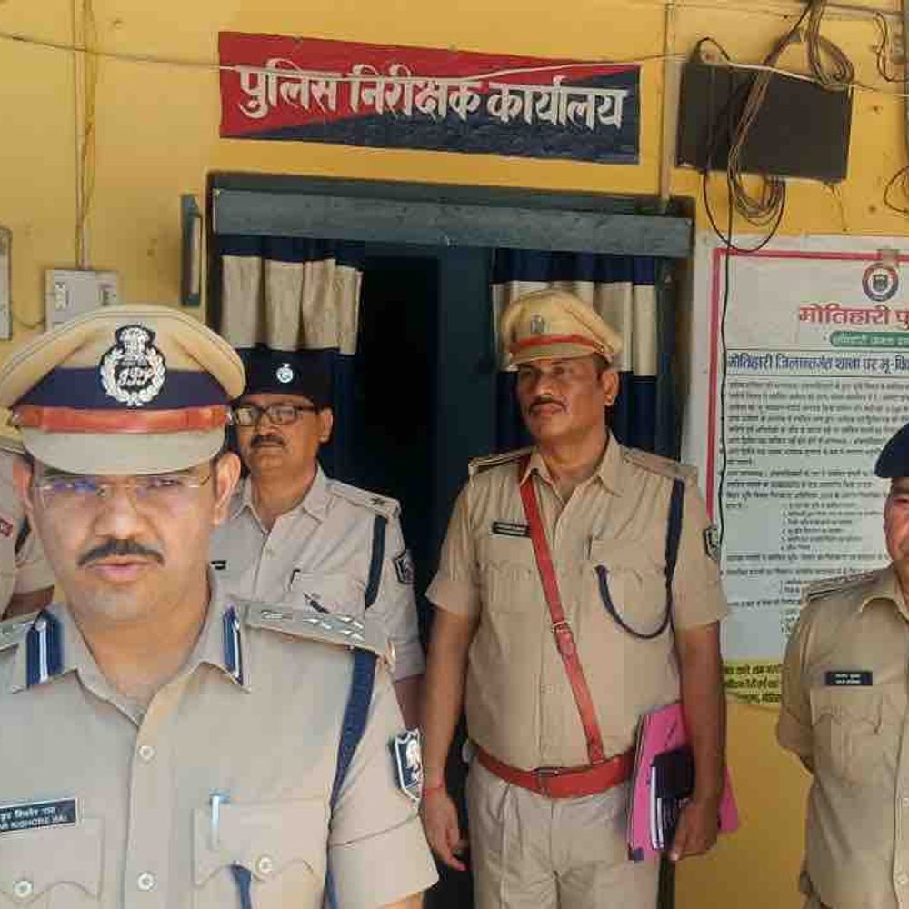 चंपारण रेंज DIG ने सुगौली थाना का किया इंस्पेक्शन:अपराध पर लगाम लगाने और लंबित मामलों के जल्द निपटारे का निर्देश