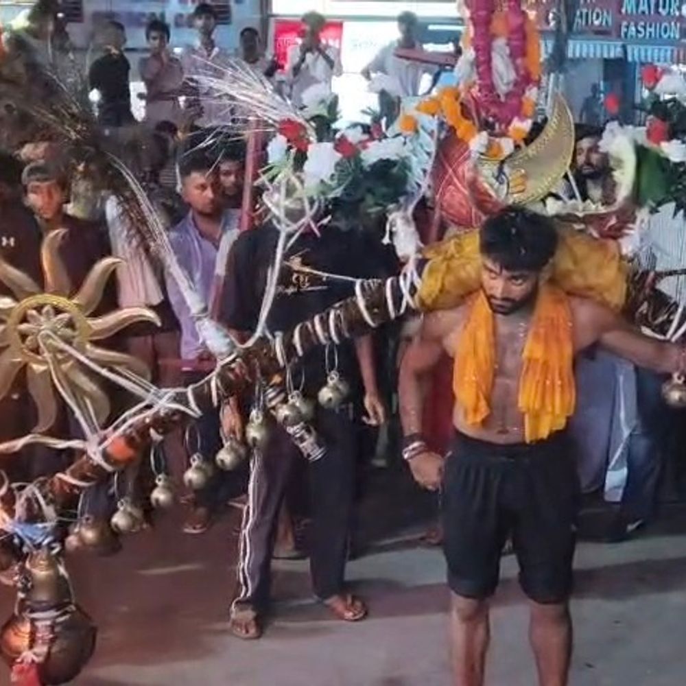 मुजफ्फरनगर में शेषनाग वाली कांवड़ बनी आकर्षण का केंद्र:हरिद्वार से गंगाजल लेकर लौट रहे कांवड़ियों का लगातार आगमन, देर रात तक उमड़ी भीड़