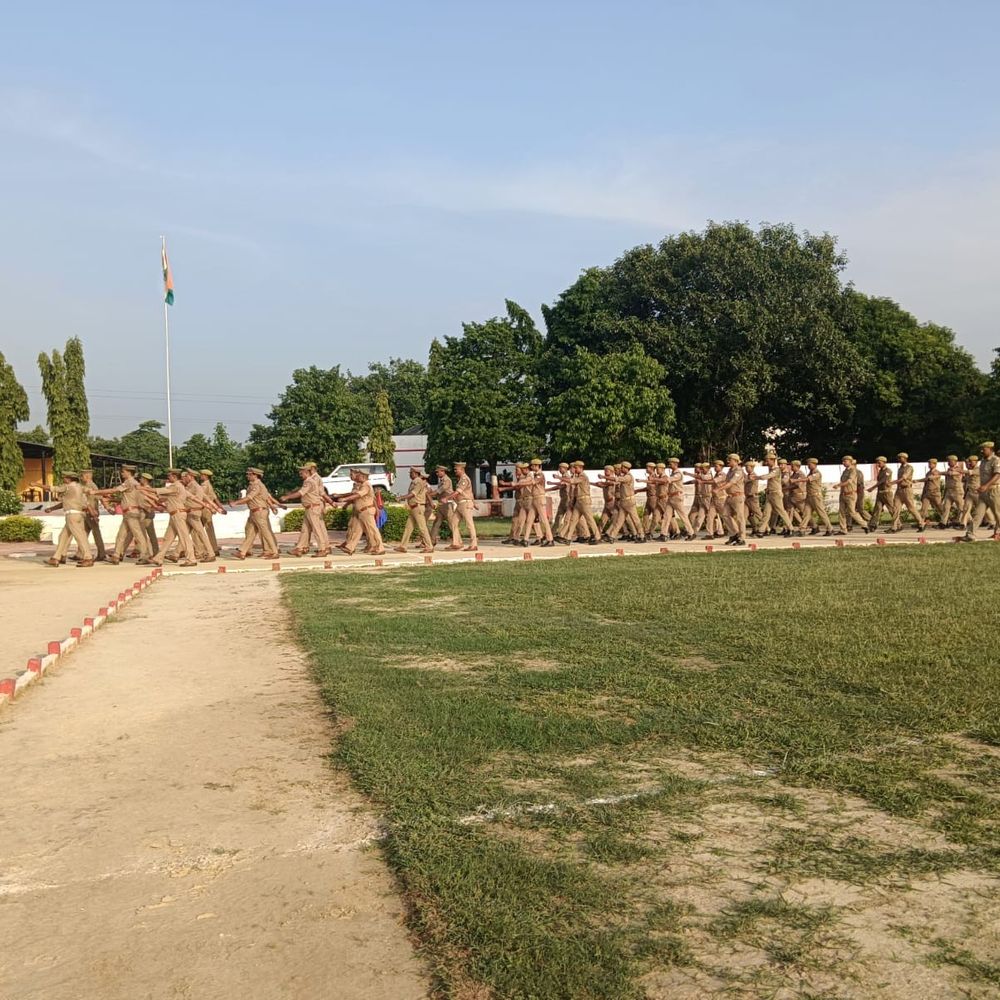 मऊ पुलिस लाइन में एएसपी ने ली साप्ताहिक परेड:यूपी-112 और थानों के वाहनों की जांच, सुरक्षा उपकरणों का लिया जायजा