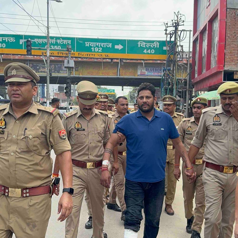 पुलिस ने हिस्ट्रीशीटर गौरव जैन का जुलूस निकाला:कानपुर में जहां था खौफ, वहां हाथ जोड़कर बोला- 'अब अपराध नहीं करूंगा'