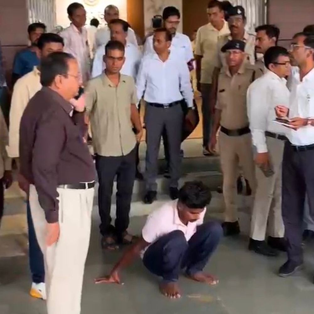 
                 नीमच में किसान ने कलेक्टरेट में कीटनाशक पीया:न्याय न मिलने पर उठाया कदम; हालत गंभीर, इलाज जारी 
            